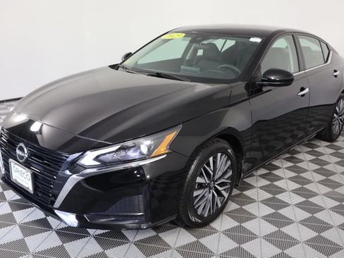 Used 2023 Nissan Altima 2.5 SV FWD image 4