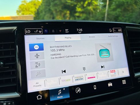 Used 2025 Chrysler Pacifica Select image 20