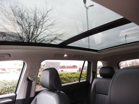 Used 2022 Volkswagen Tiguan SE image 15