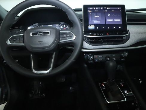 Used 2024 Jeep Compass Latitude image 28