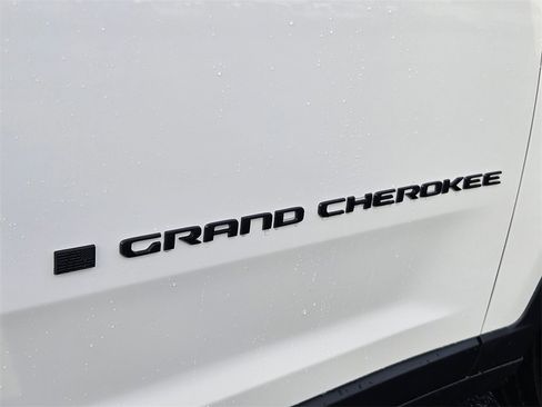New 2025 Jeep Grand Cherokee Altitude image 32
