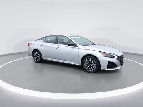 Used 2024 Nissan Altima 2.5 SV FWD image 2