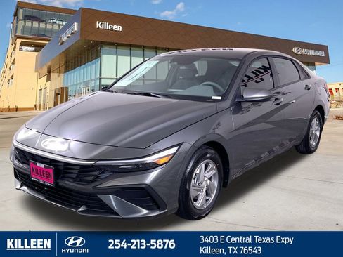 Used 2025 Hyundai Elantra SE image 4