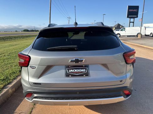 Used 2024 Chevrolet Trax LT w/ Driver Confidence Package FWD image 4