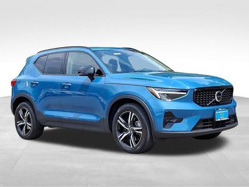 Used 2023 Volvo XC40 B5 Plus w/ Climate Package AWD/4WD image 1
