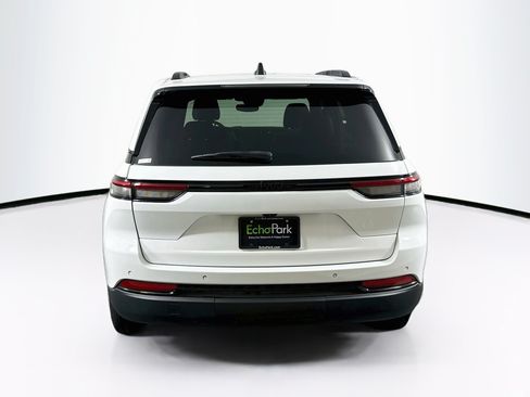 Used 2023 Jeep Grand Cherokee Altitude RWD image 7