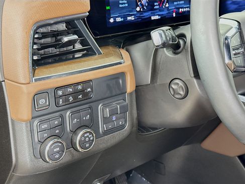 Used 2025 Chevrolet Suburban High Country AWD/4WD image 12