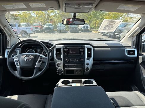 Used 2018 Nissan Titan SV image 10