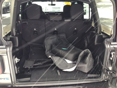 Used 2023 Jeep Wrangler Unlimited w/ Cold Weather Group image 9