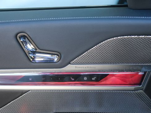 Used 2025 BMW 750e xDrive w/ Premium Package image 17