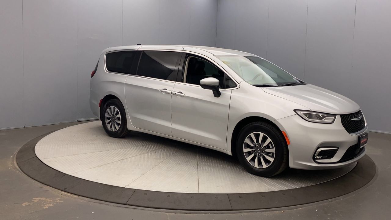 Used 2023 Chrysler Pacifica Touring-L FWD image 7