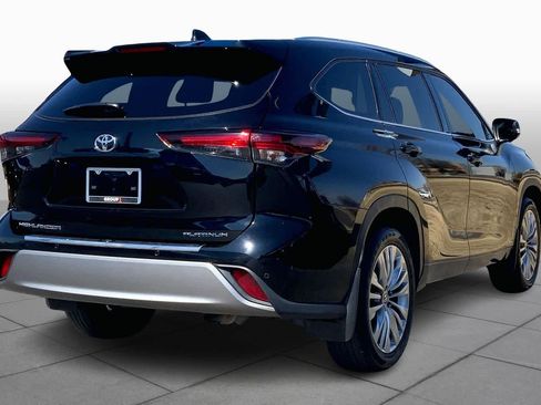 Used 2024 Toyota Highlander Platinum image 13