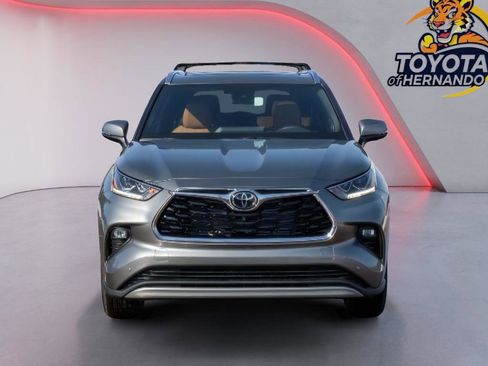New 2026 Toyota Highlander Platinum image 2