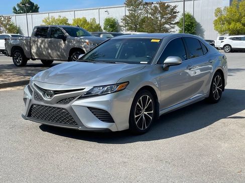 Used 2020 Toyota Camry SE FWD image 3
