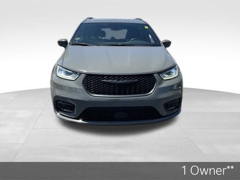 Used 2021 Chrysler Pacifica Touring-L w/ Uconnect Theater Family Group AWD/4WD image 2