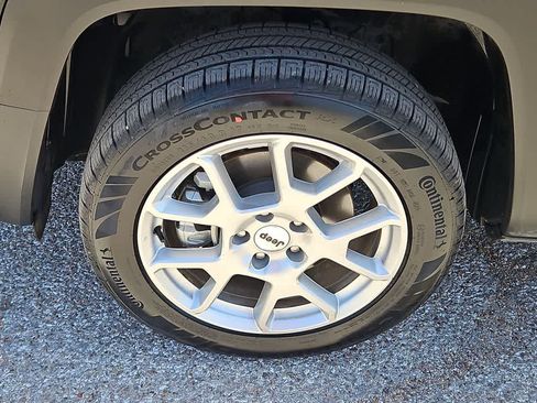 Used 2023 Jeep Renegade Latitude AWD/4WD image 10