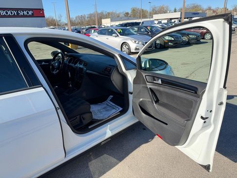 Used 2017 Volkswagen Golf 4-Door image 10