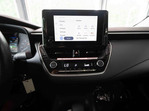 Used 2025 Toyota Corolla LE FWD image 17
