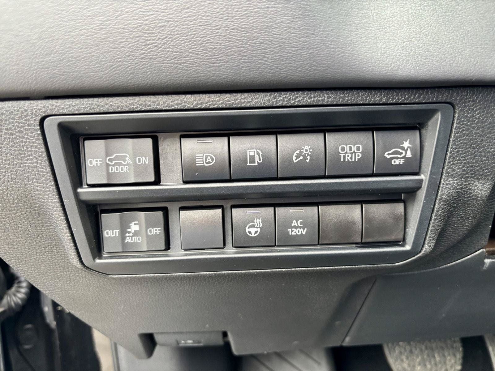Used 2023 Toyota Sequoia Platinum AWD/4WD image 27
