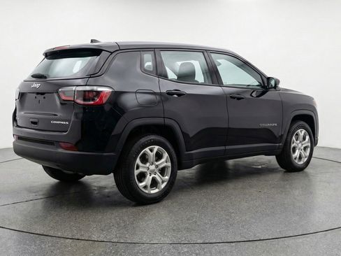 Used 2025 Jeep Compass Latitude image 9