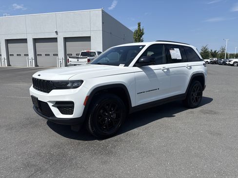 Used 2025 Jeep Grand Cherokee Altitude AWD/4WD image 5