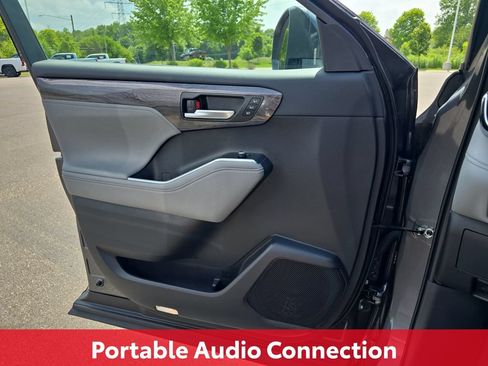 Certified 2024 Toyota Highlander Limited AWD/4WD image 32