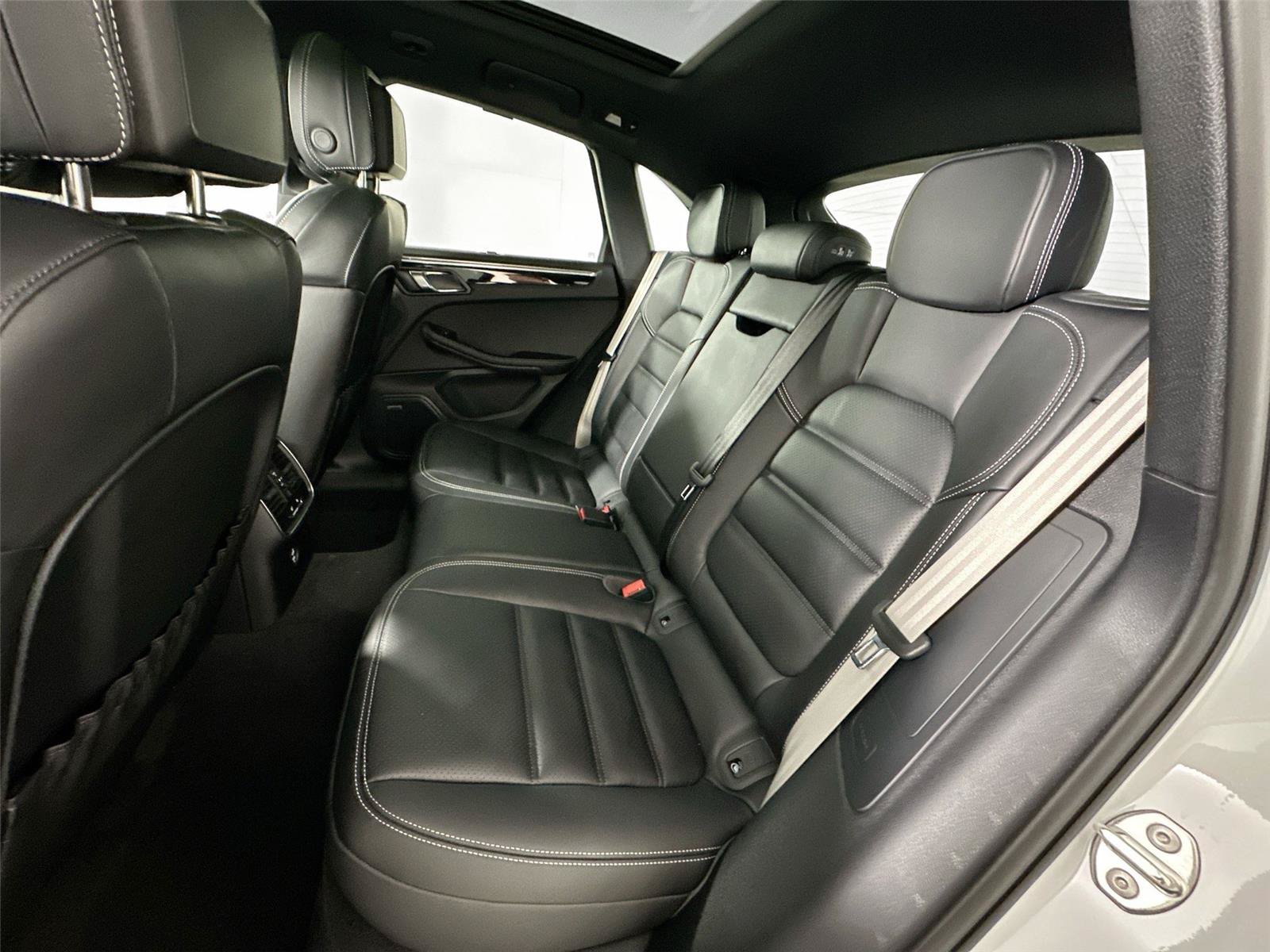 Used 2026 Porsche Macan Turbo Electric AWD/4WD image 26