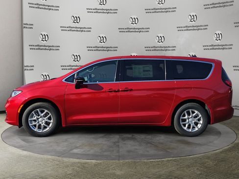 New 2026 Chrysler Pacifica Select image 2