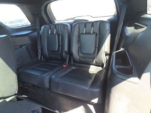Used 2017 Ford Explorer XLT w/ Equipment Group 202A AWD/4WD image 17