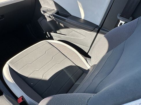 Used 2025 Volkswagen Taos SE w/ Panoramic Sunroof Package image 17