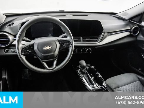 Used 2025 Chevrolet Trax LT FWD image 23