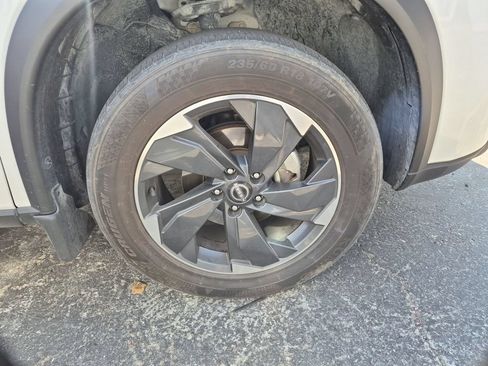 Used 2024 Nissan Rogue SV FWD image 3