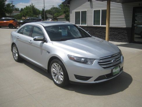 Used 2018 Ford Taurus Limited FWD image 2