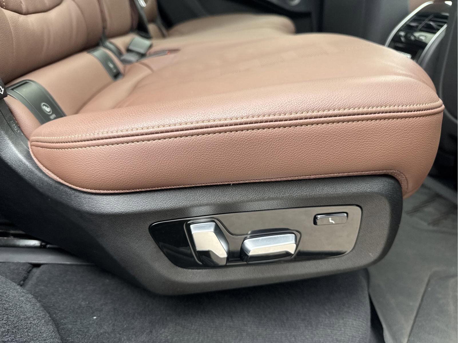 Used 2020 BMW X7 xDrive50i w/ Cold Weather Package AWD/4WD image 45