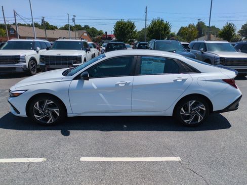 Used 2025 Hyundai Elantra Sport FWD image 4