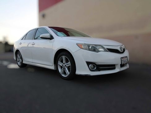 Used 2013 Toyota Camry SE image 1