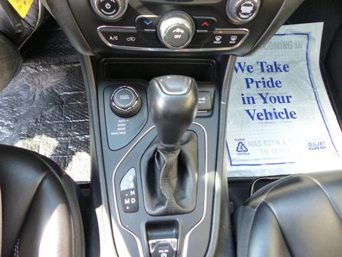 Used 2022 Jeep Cherokee Latitude w/ Sun & Sound Group image 21