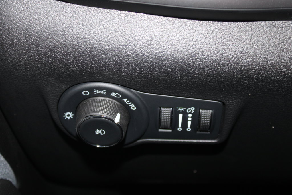 Used 2025 Jeep Compass Latitude AWD/4WD image 33
