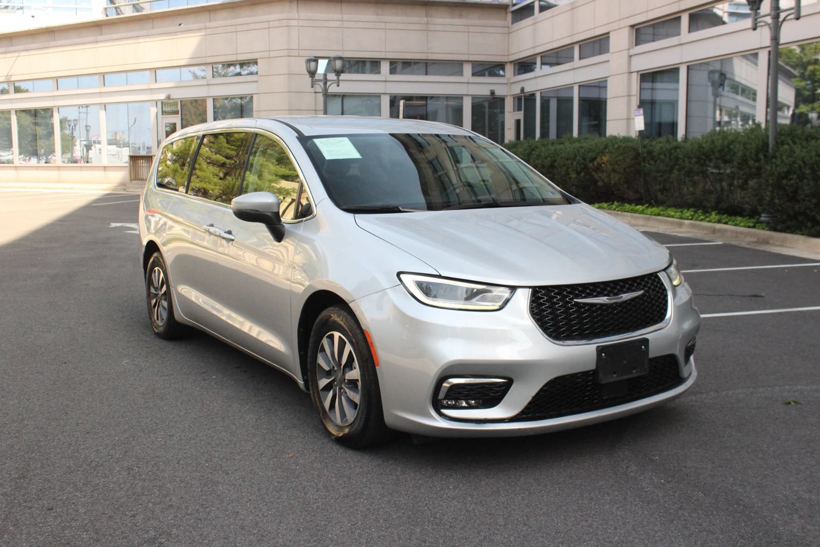 Used 2023 Chrysler Pacifica Touring-L FWD image 1