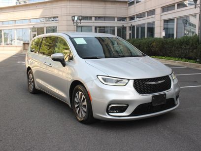 Used 2023 Chrysler Pacifica Touring-L