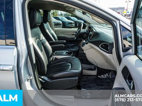 Used 2024 Chrysler Pacifica Touring-L FWD image 24