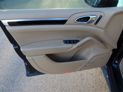 Used 2015 Porsche Cayenne S image 12