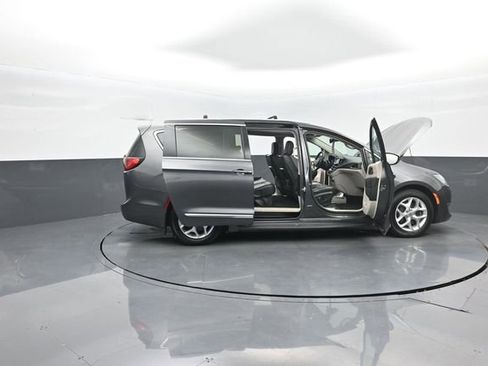 Used 2018 Chrysler Pacifica Touring-L Plus w/ Tire & Wheel Group FWD image 40