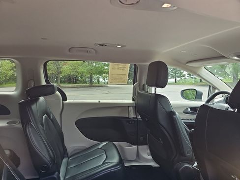 Used 2023 Chrysler Pacifica Touring-L FWD image 17