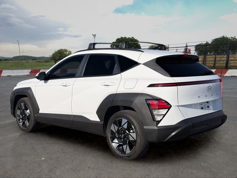 Used 2025 Hyundai Kona SEL FWD image 4