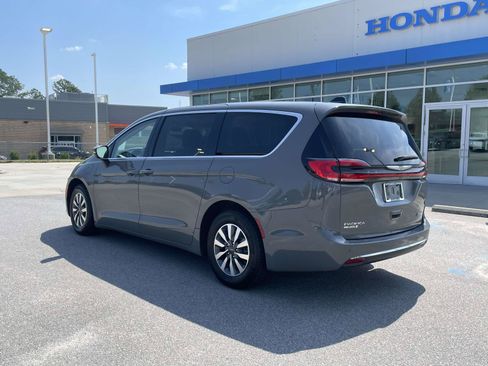 Used 2023 Chrysler Pacifica Touring-L FWD image 4