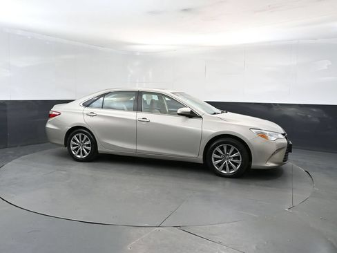 Used 2016 Toyota Camry XLE w/ Moonroof Package FWD image 7