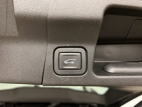 Certified 2023 GMC Acadia SLE w/ Driver Convenience Package image 9