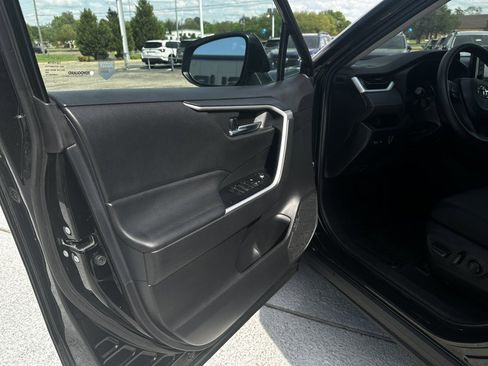 Used 2022 Toyota RAV4 XLE image 17