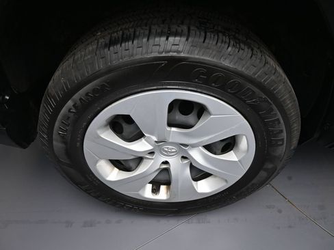 Certified 2022 Toyota RAV4 LE AWD/4WD image 12